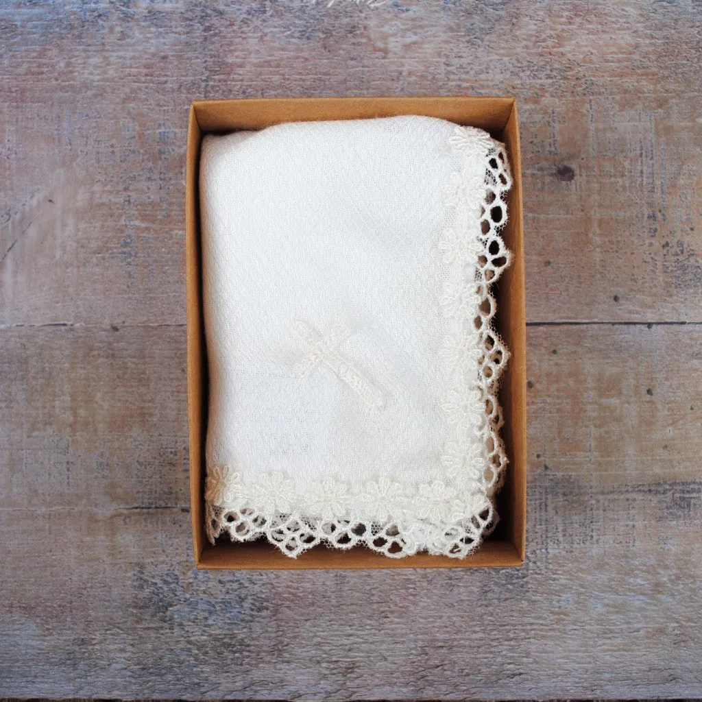 Bamboo comforter with lace trim