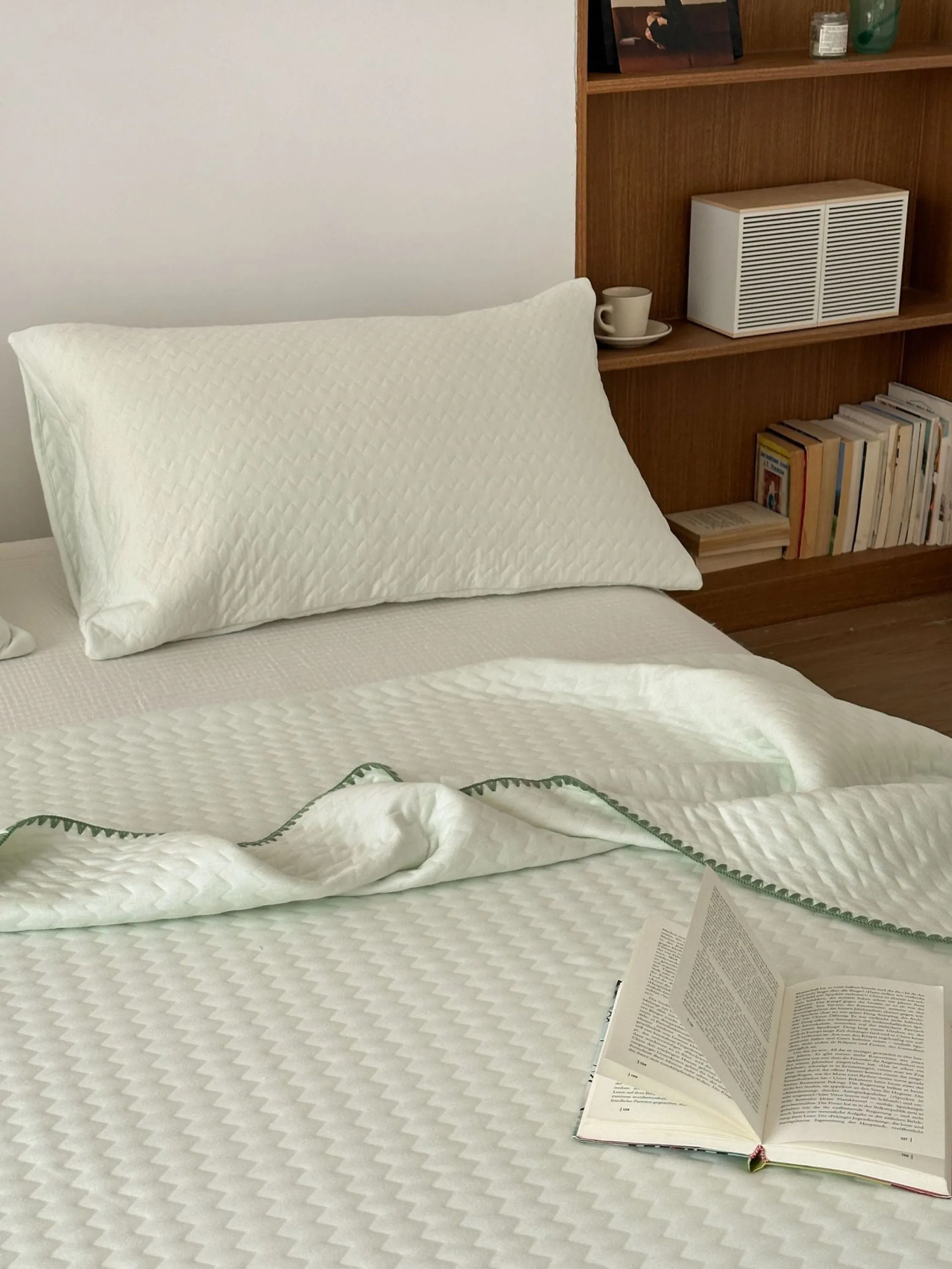Breathable Pastel Knitted Blanket / Pink Stripes