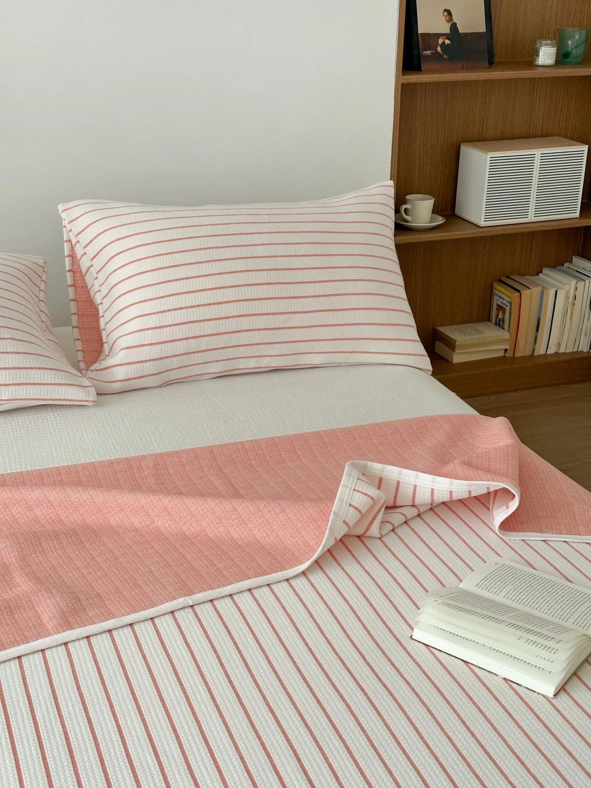 Breathable Pastel Knitted Blanket / Pink Stripes