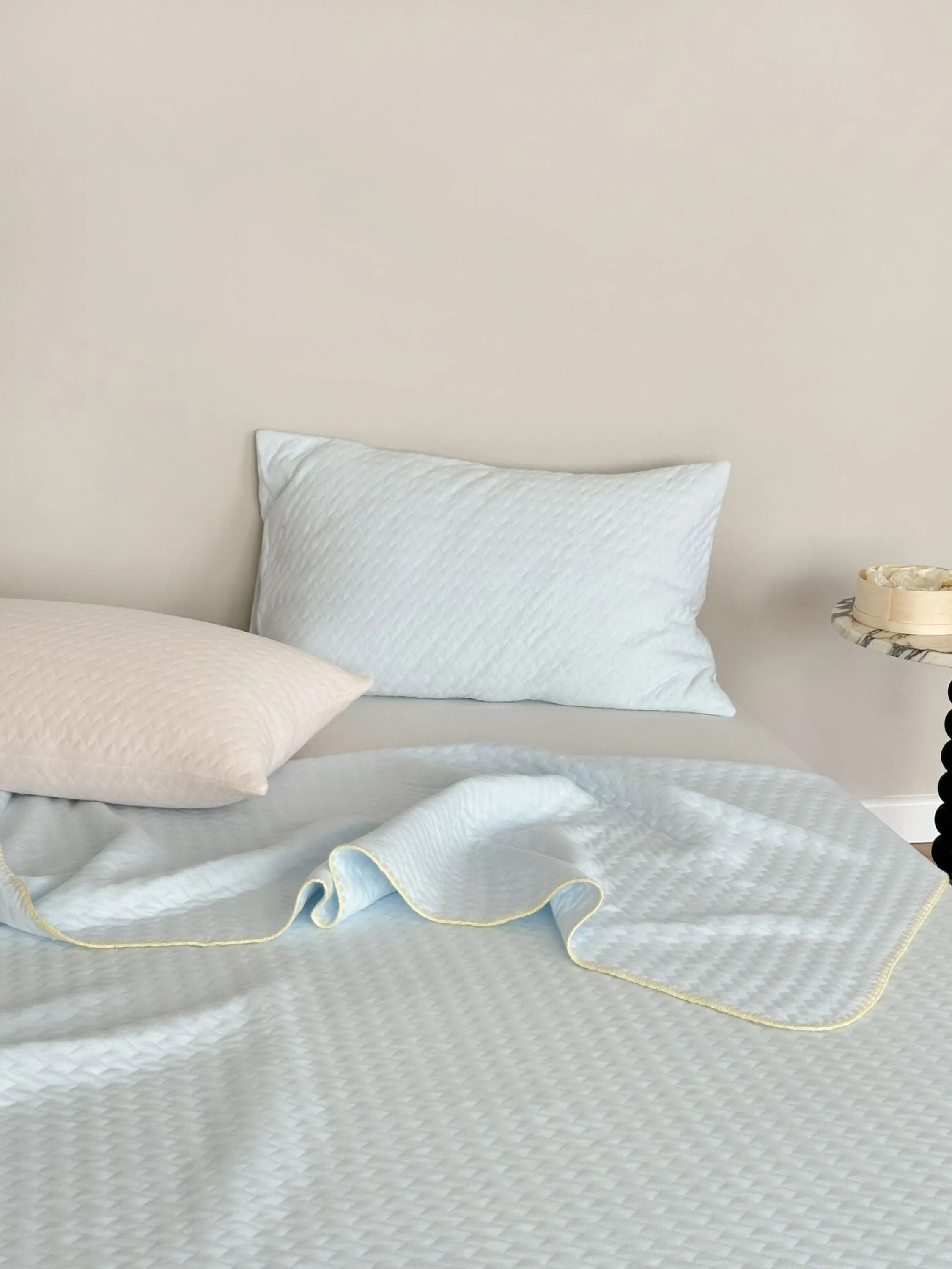 Breathable Pastel Knitted Blanket / Pink Stripes